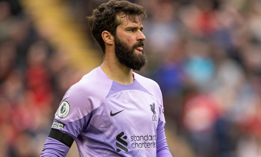 أليسون بيكر يطالب محمد صلاح بتجديد عقده مع ليفربول أليسون