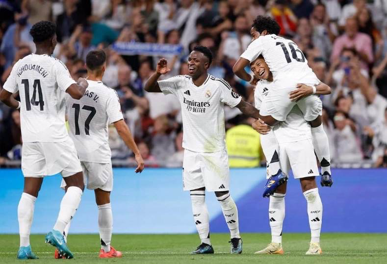 أنشيلوتي يعلن تشكيل ريال مدريد لملاقاة باتشوكا في نهائي كأس الإنتركونتننتال: مبابي أساسيًا في الخط الهجومي مبابي