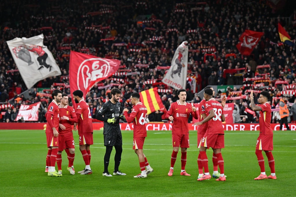 جاري نيفيل يحذر ليفربول من تحديات قادمة في سباق الدوري الإنجليزي ليفربول