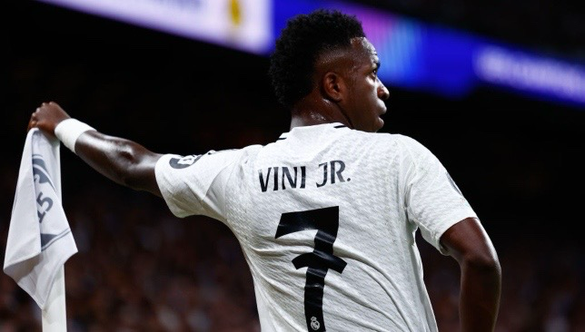 “أنشيلوتي يطمئن جماهير ريال مدريد: فينيسيوس سيبقى ويختار المجد مع الفريق” فينيسيوس